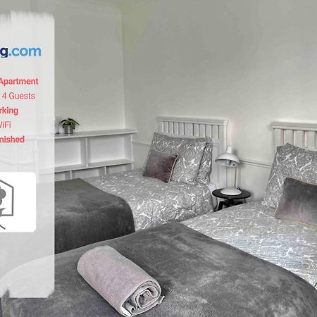 Netley Village Apartment: Serviced Stay with Free Wi-Fi in Southampton Hamble-le-Rice Exterior photo